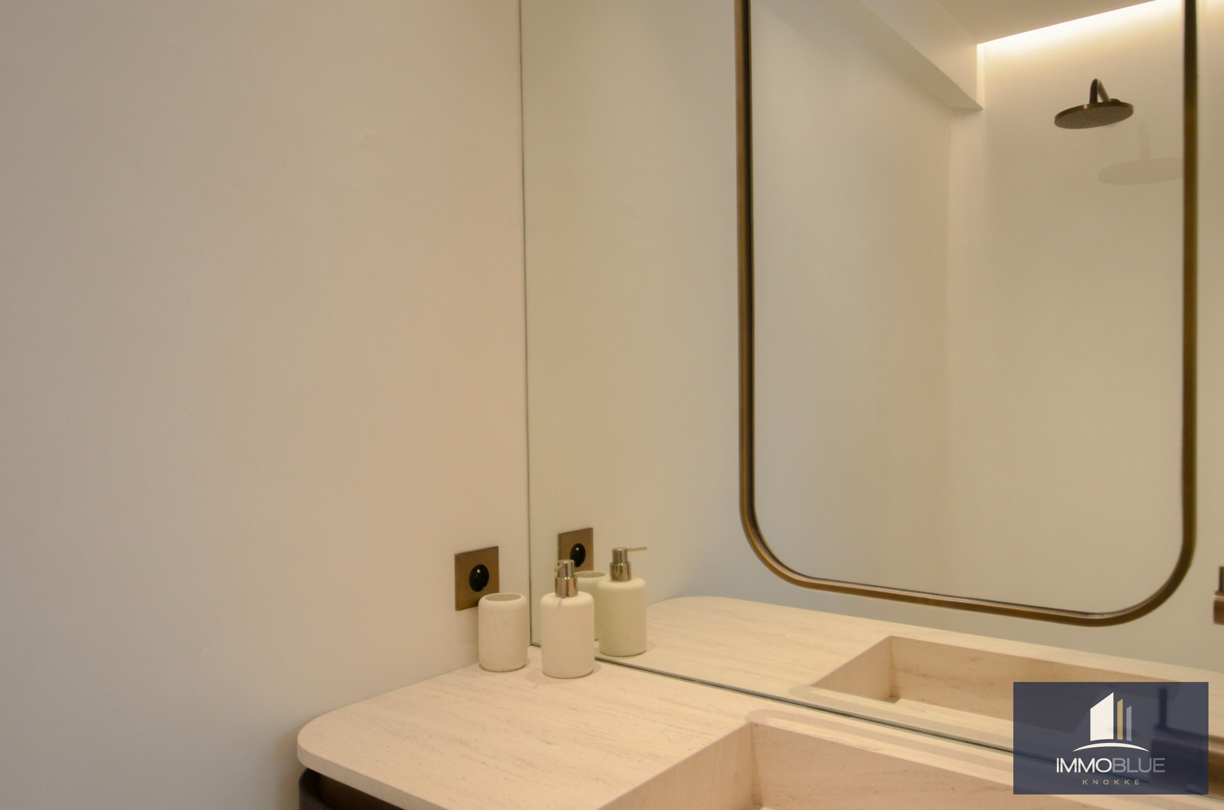 Uitzonderlijk gerenoveerd appartement met frontaal zeezicht in het Zoute. 