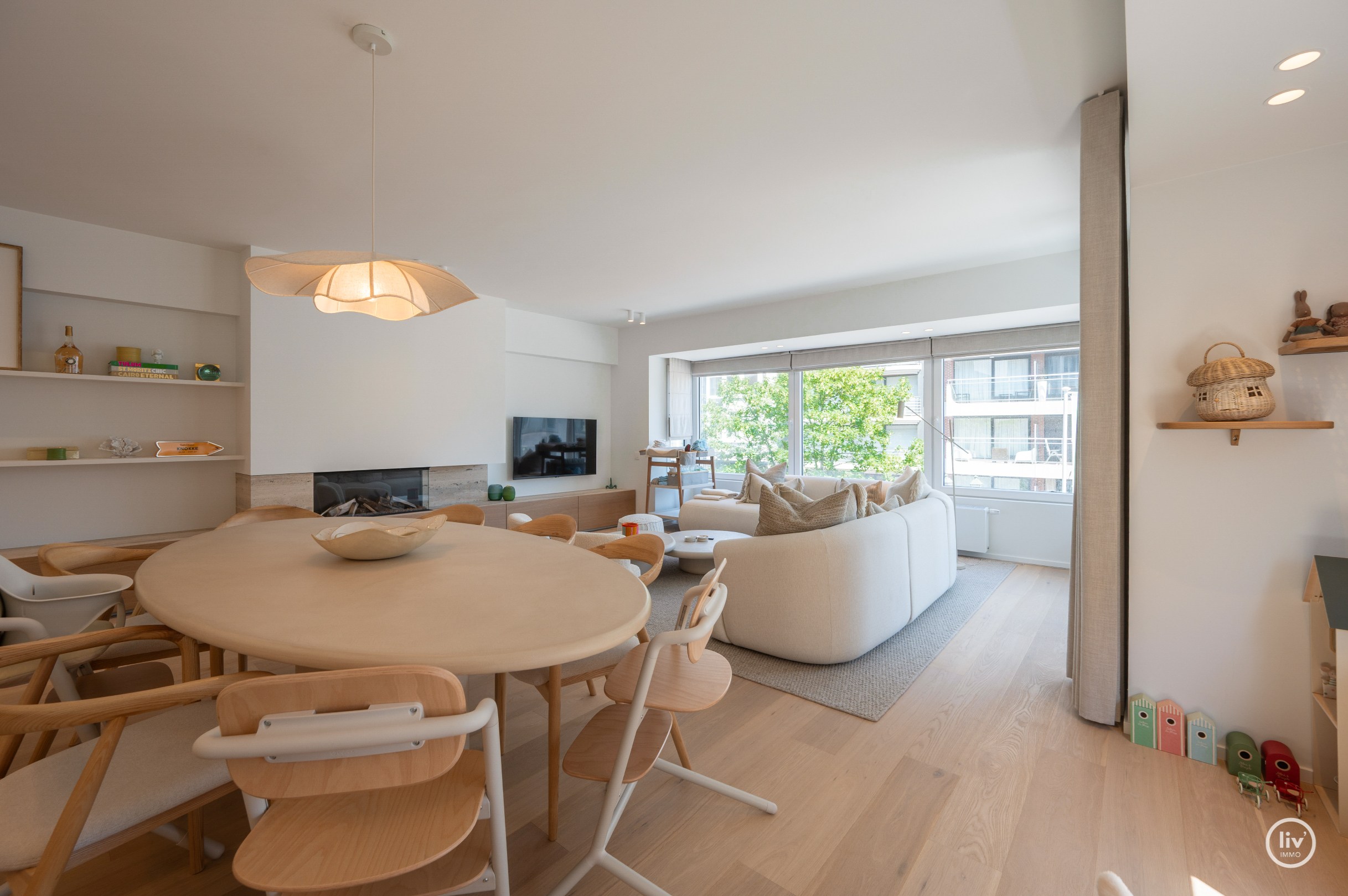 Prachtig, ruim (131 m2) HOEKappartement, volledig gerenoveerd centraal gelegen op de Lippenslaan vlakbij de zeedijk te Knokke. 