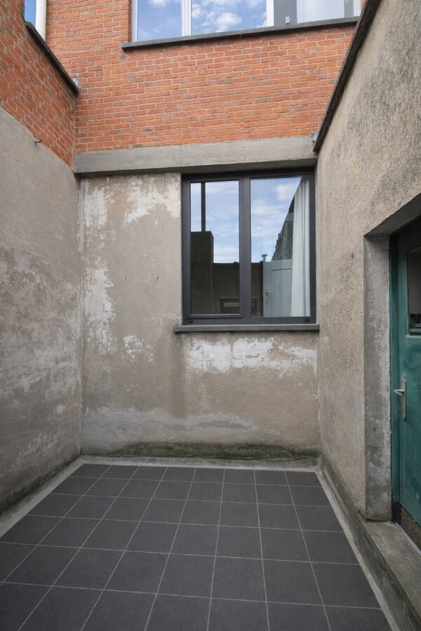 Te koop in Sint-Niklaas: uitzonderlijk handelshuis met woonst en duplex appartement, met optionele garageboxen en sterk opbrengstpotentieel 