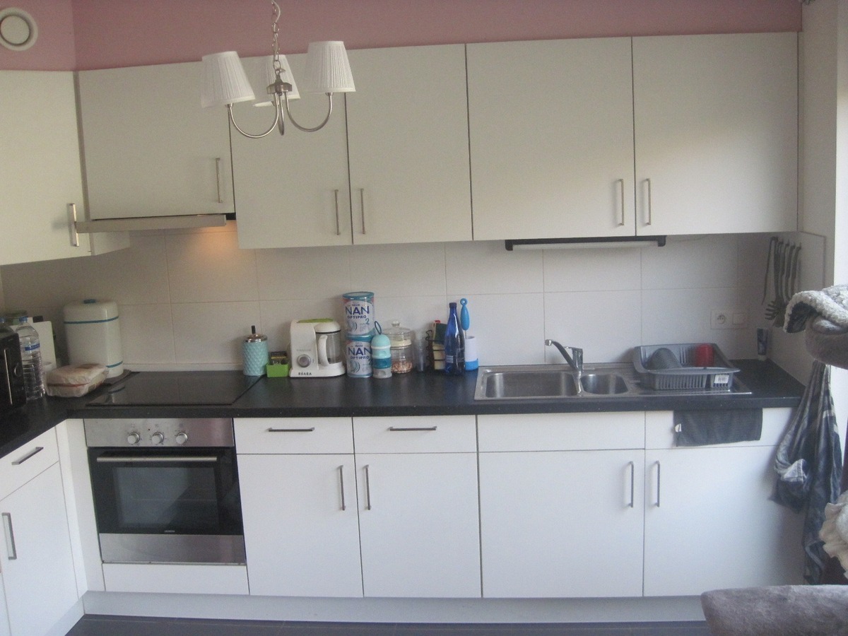 Ruim gelijkvloers appartement met terras en tuintje. Incl. afz. garage ! 