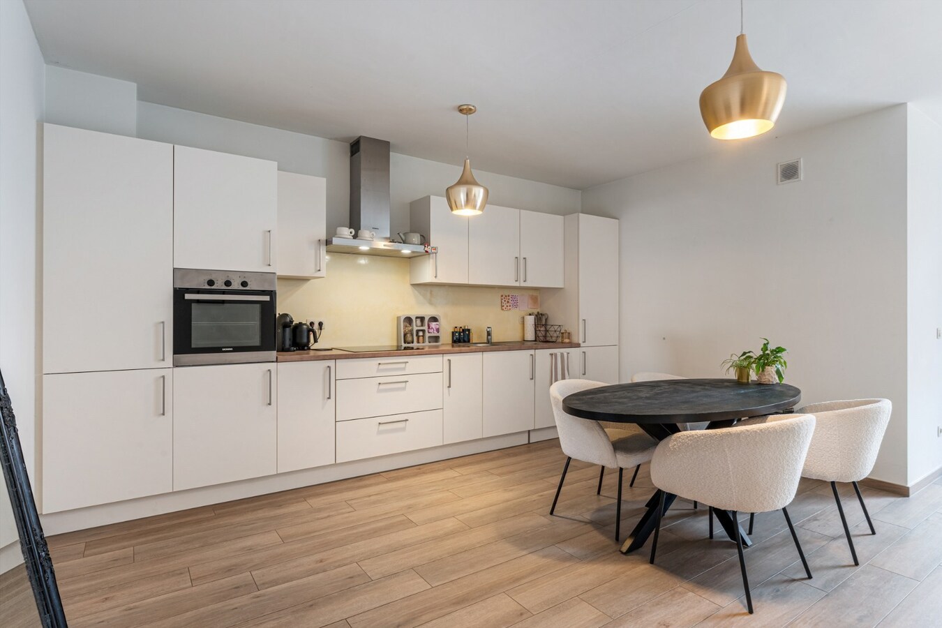 Recent, hoogwaardig afgewerkt gelijkvloers appartement, met terras en inpandige garage, in het centrum van Maaseik! 