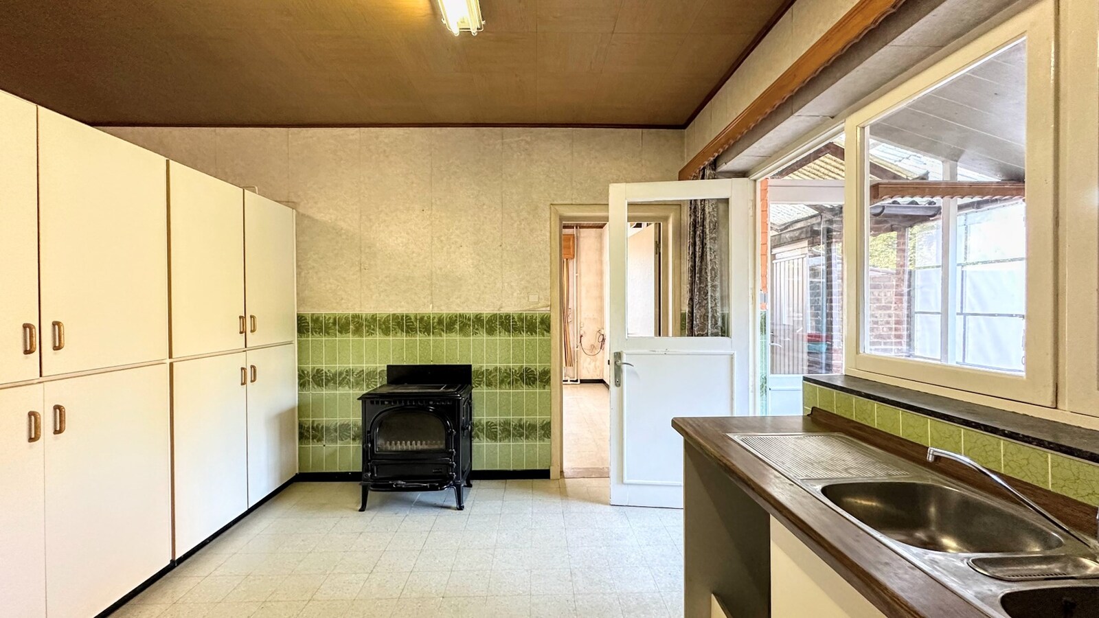 Te renoveren gezinswoning op royaal perceel van 1441 m² in rustige woonwijk 