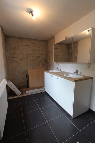 Volledig vernieuwde woning met 5 slaapkamers en dressing in centrum Leffinge 