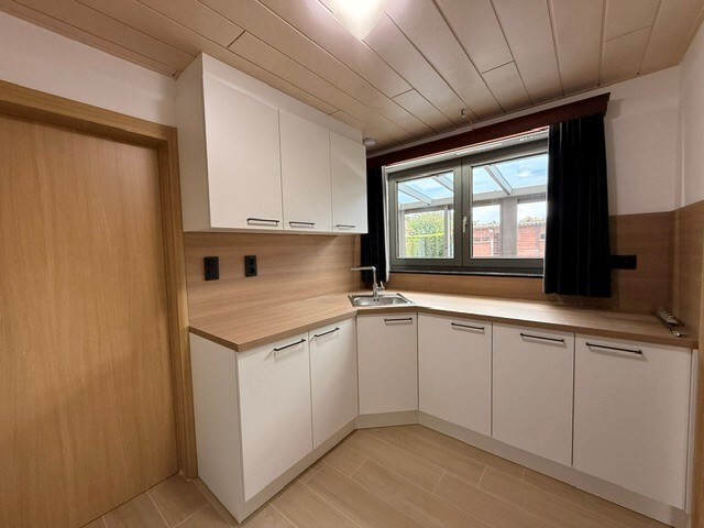 Halfopen woning met 3 slaapkamers, inpandige garage en mooie tuin in Kleine Brogel. 