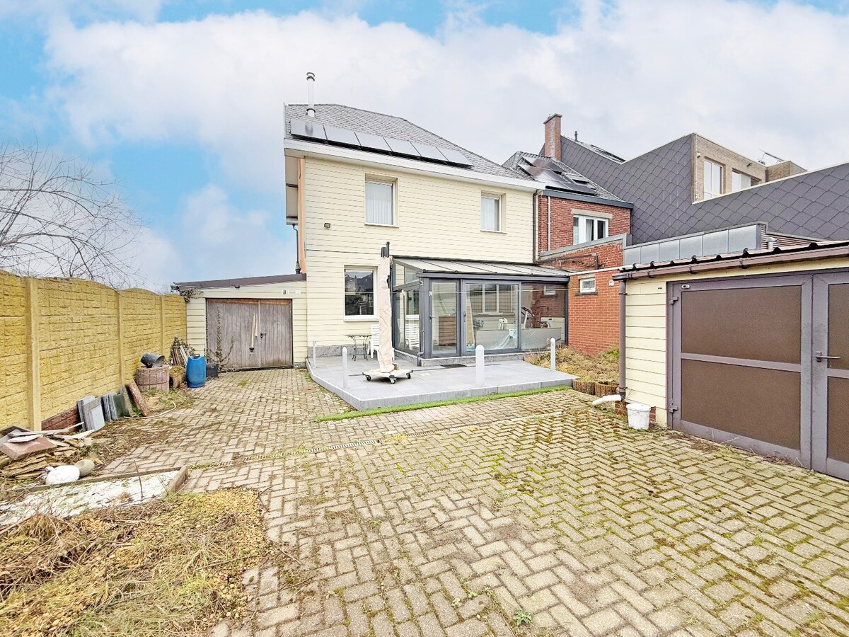 Statige woning met garage en ruime tuin te centrum Zottegem 