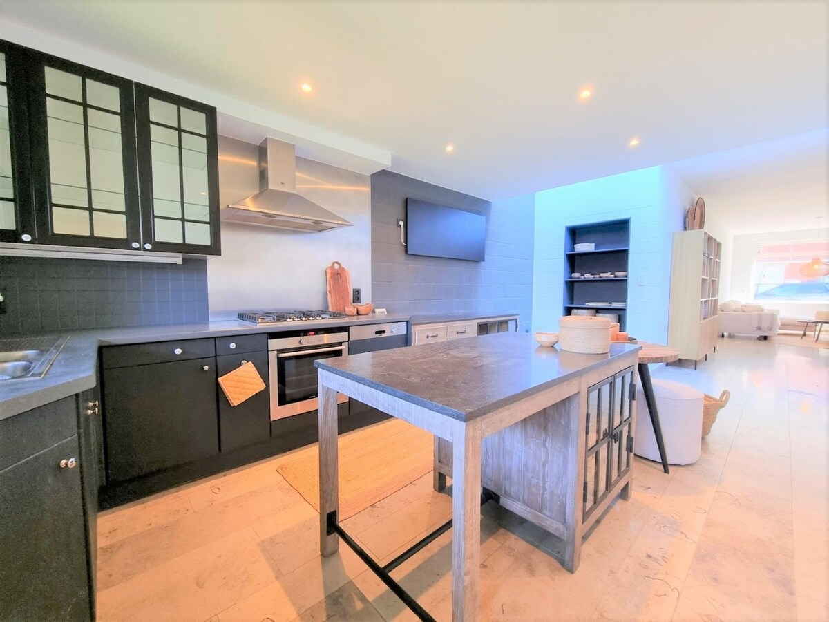 Zeer knappe woning met drie grote slaapkamers, tuin en mogelijk tot garage - Heist 