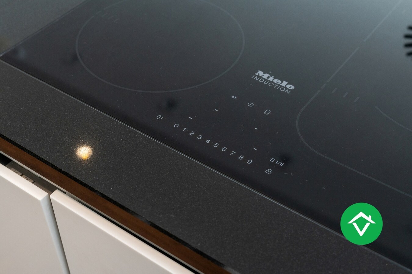 Instapklaar bemeubeld hoekappartement met 2 slaapkamers te koop in Oostende 