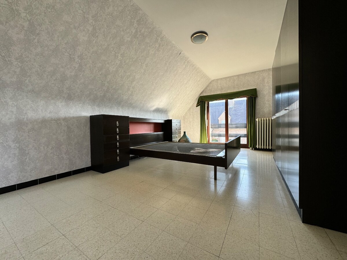 Alleenstaande woning met 4 slaapkamers en garage te Westende 