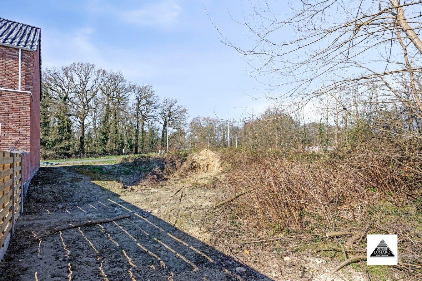 Bouwperceel voor een 3-gevelwoning. Tegenover Park- en Natuurgebied. Nabij Oud Kanaal en de Boslaan. 