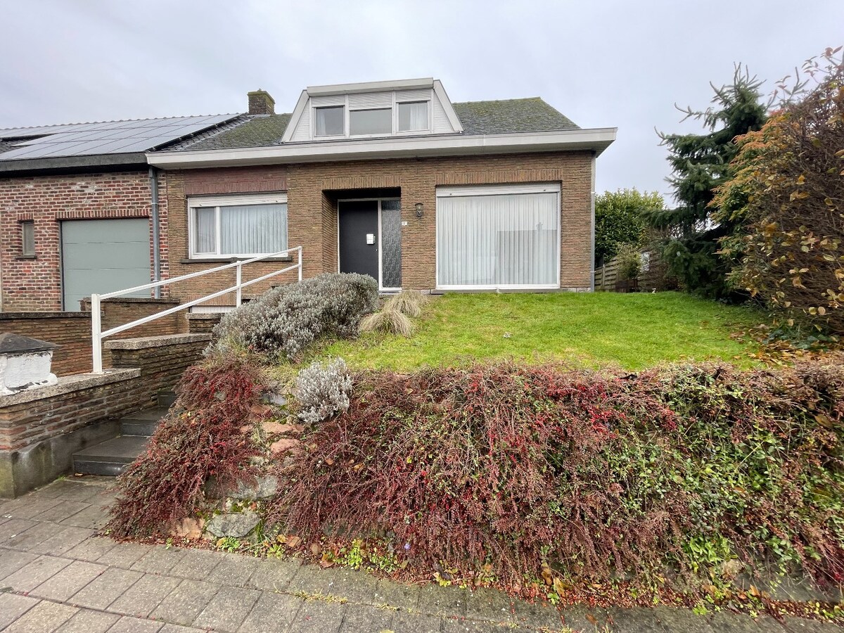 Stevige half-open bebouwing met 3 slaapkamers, tuin en garage te Moorslede 