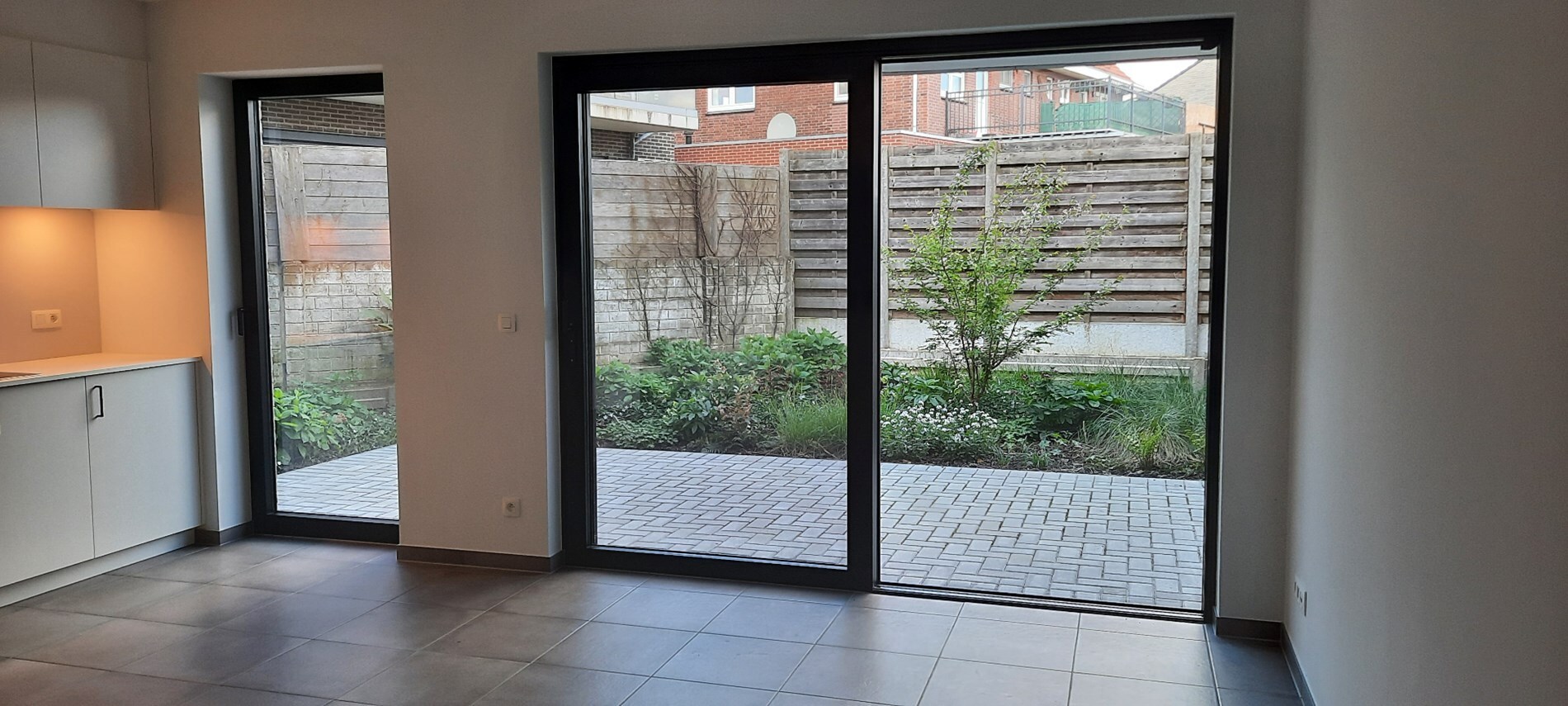 Een prachtig nieuwbouw gelijkvloers appartement met 2 slaapkamers, terras en inpandige autostandplaats. 