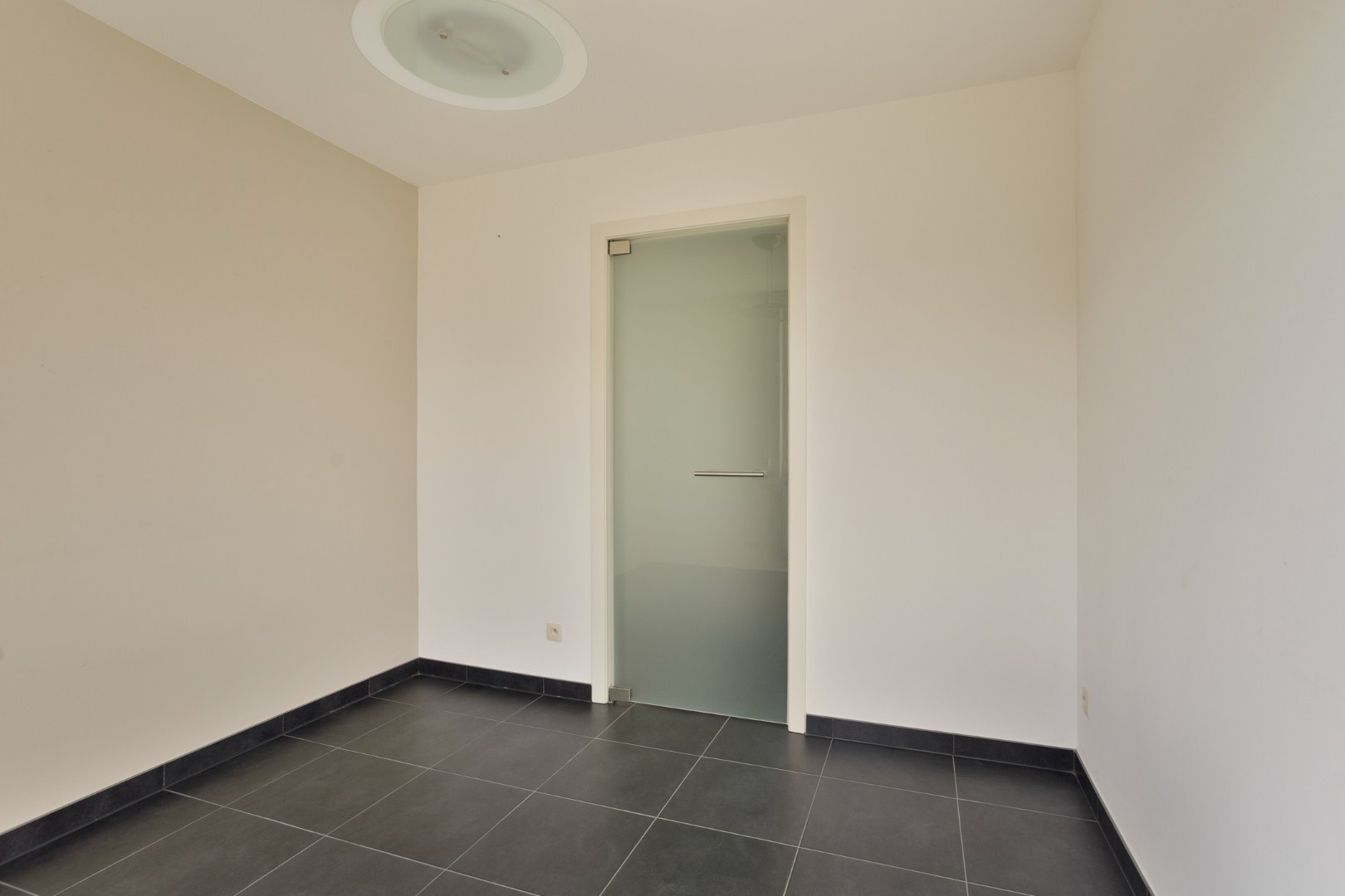 Instapklaar gelijkvloers appartement met groot terras, tuin en garagebox in Kumtich - EPC 104 KWH/m² 