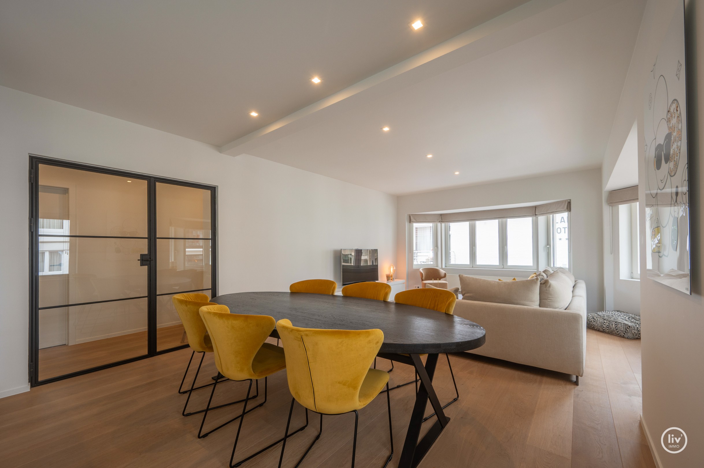 Recent gerenoveerd hoekappartement in een villaresidentie op enkele passen van de zee 