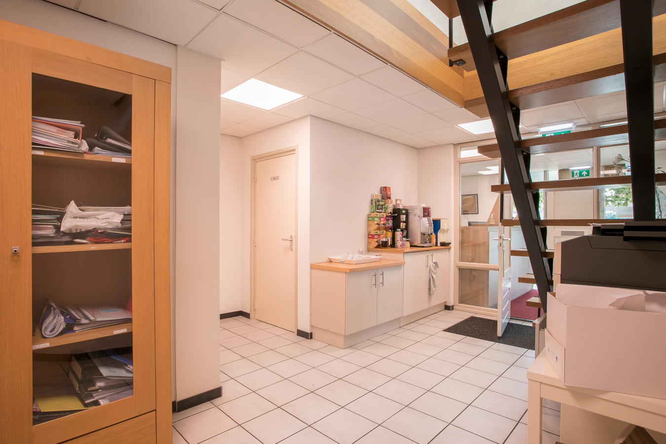 Deze vrijstaande woning met bedrijfsgebouwen staan aan de rand van Reusel tegen het bedrijventerrein. 