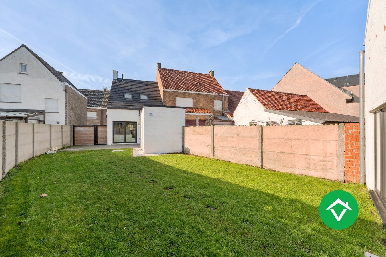 Volledig vernieuwde woning met 3 slaapkamers en bijgebouw in centrum Koekelare 