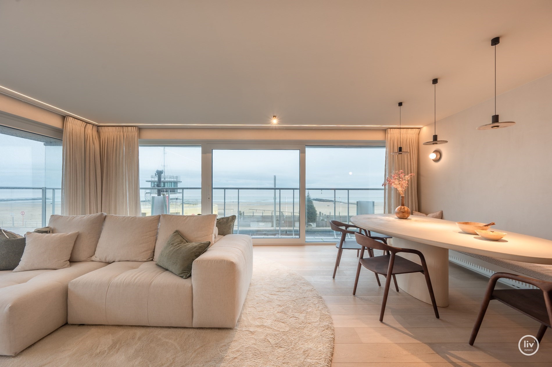 Magnifique appartement d'angle avec vue frontale sur la mer et terrasse orientée ouest situé sur la place de la Tour de Lumière à Knokke. 