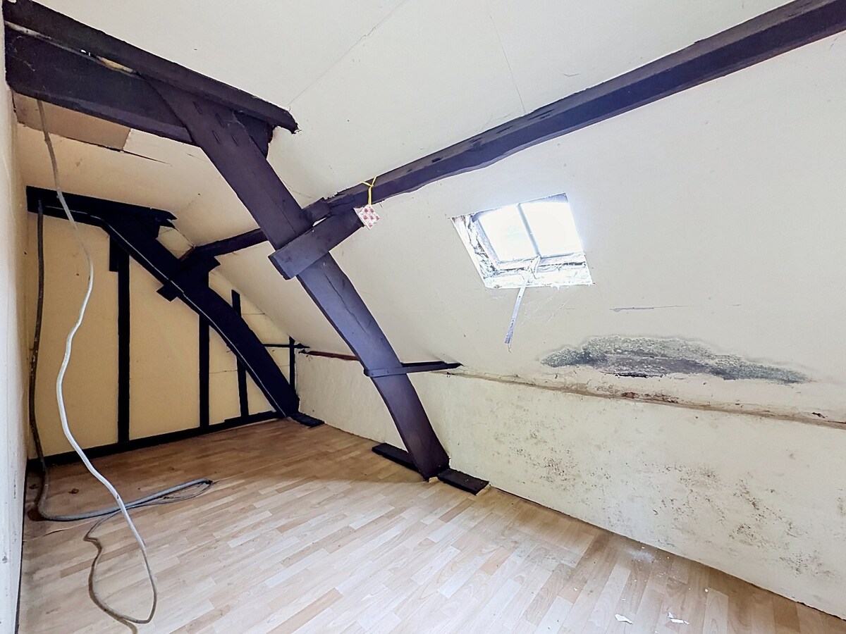 Te renoveren/te slopen woning op 16 are gelegen te Elene 