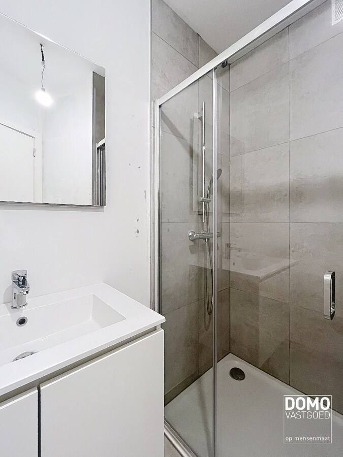 VOLLEDIG AFGEWERKT NIEUWBOUWAPPARTEMENT MET 1 SLAAPKAMER, TERRAS EN ONDERGRONDSE AUTOSTANDPLAATS IN RESIDENTIE "DE KWINT" TE ZONHOVEN 