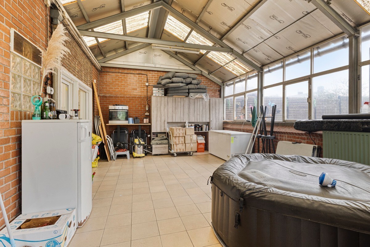 Woning met handelspand te koop in Oostrozebeke op een perceel van 768 m2. 