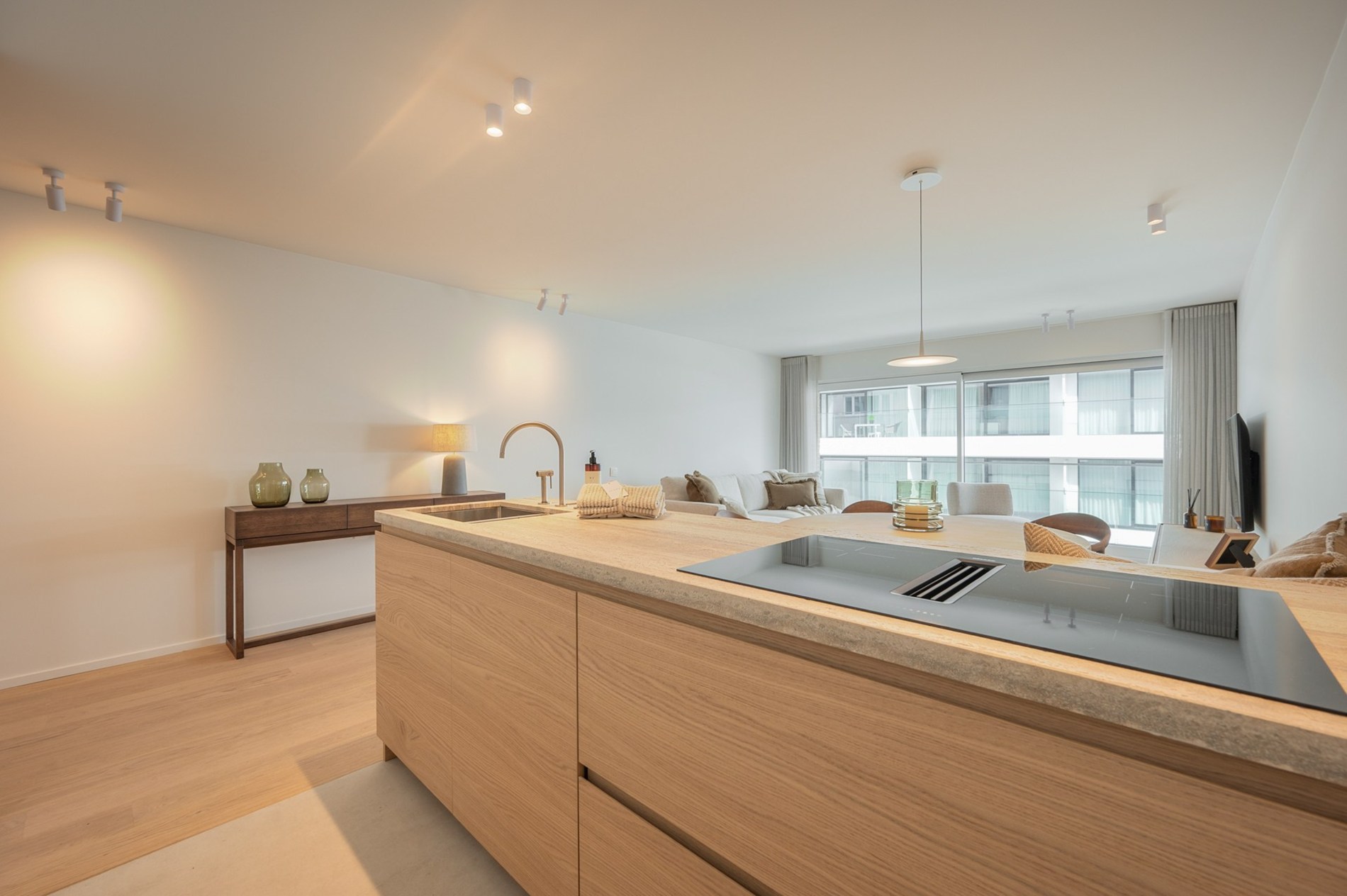 Appartement exclusivement rénové avec 3 chambres à vendre près de la plage d'Albert et de la place de la Lumière. 