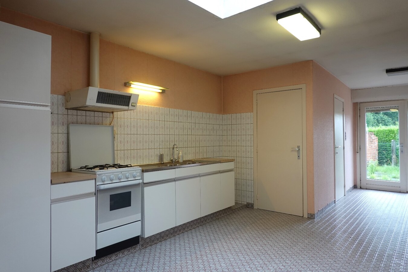 Te renoveren woning op uitstekende ligging in Varsenare 