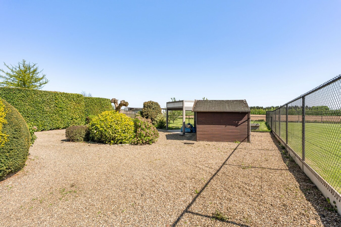 Gelijkvloerse gezinswoning op een ruim perceel van 9a51ca op een rustige locatie met uitzicht op achterliggende weilanden! 