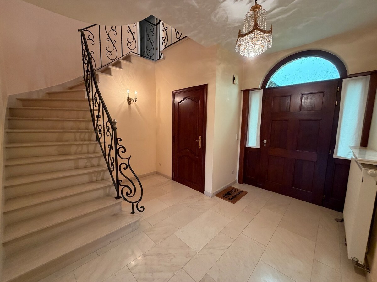 Ruime en rustig gelegen villa te Dikkelvenne. 