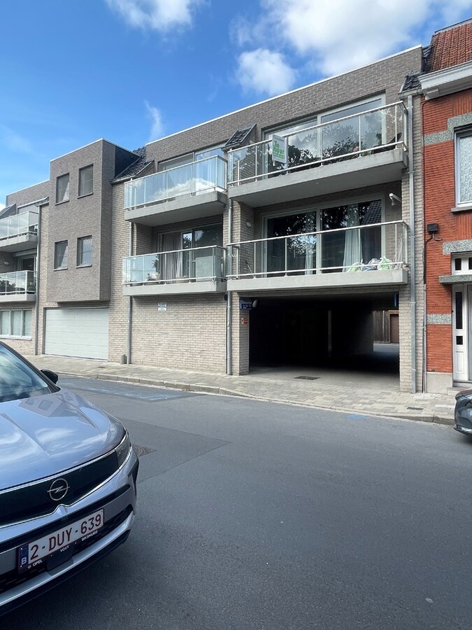 Ruim, lichtrijk appartement met 2 slaapkamers en autostandplaats te Roeselare 