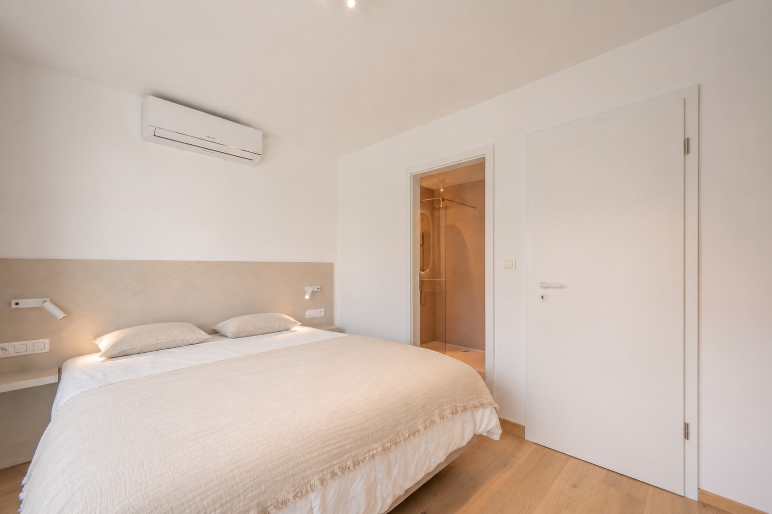 Penthouse duplex exceptionnel de 125 m² dans la résidence William, un bâtiment récent et élégant (2020), parfaitement situé au centre de Knokke. 