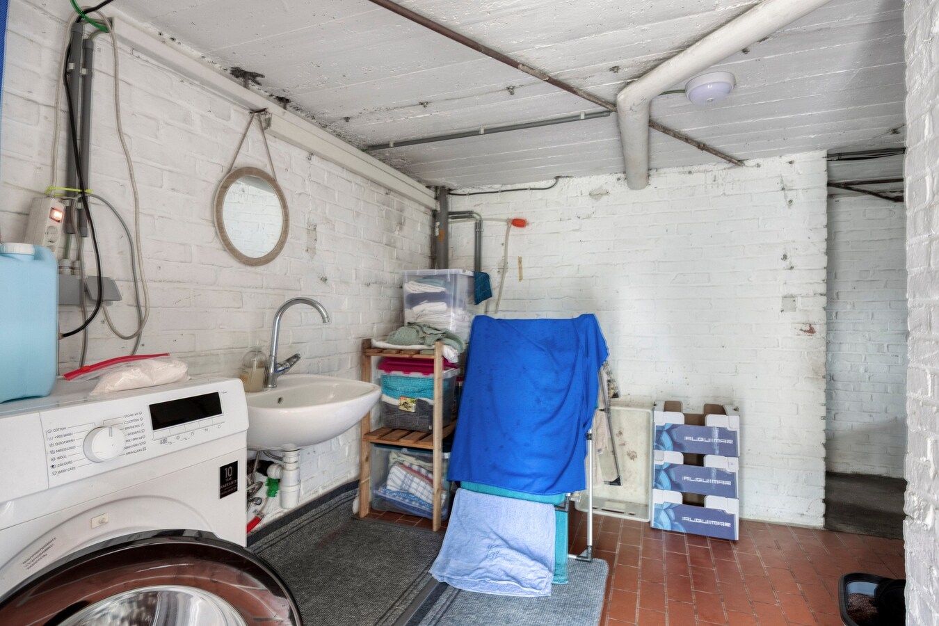Woning met vergunde loods (300 m² x 2) en bijgebouw (50,50 m²). 