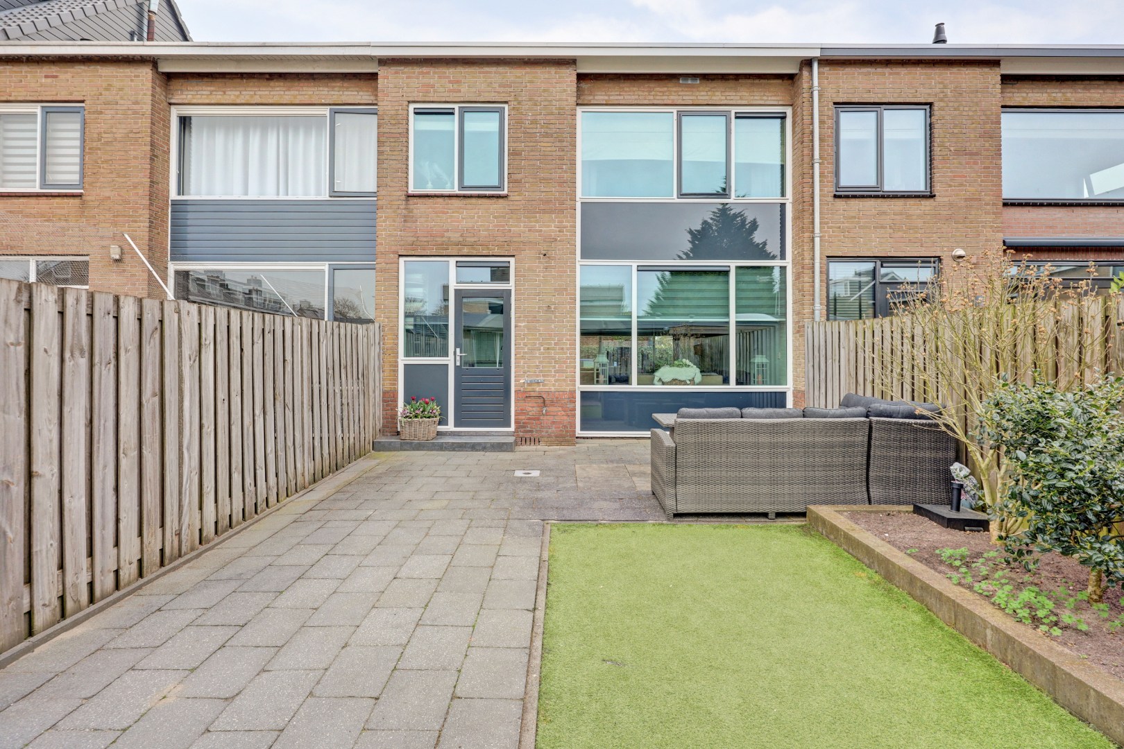 Lichte 4-kamer tussenwoning met eigen garage, 3 slaapkamers, onderhoudsvriendelijke tuin met berging en gelegen op eigen grond! 