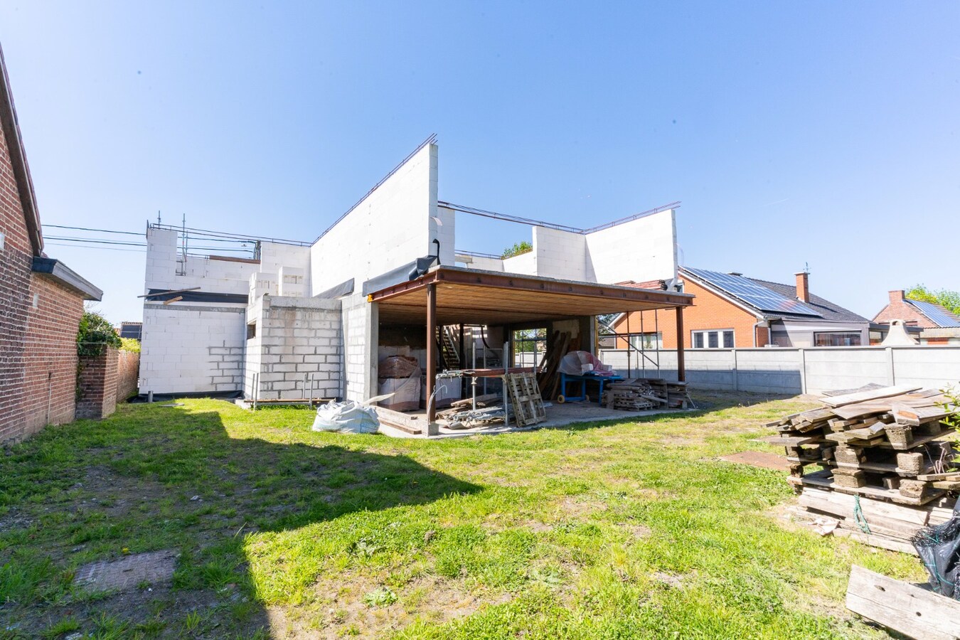 Nouvelle construction à parachever avec atelier, érigée sur 838m² ! SUPER POTENTIEL ! 