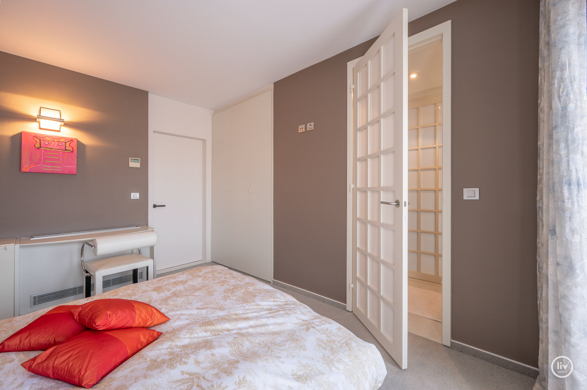 Dit magnifieke duplexappartement combineert uitzonderlijke volumes met adembenemende zichten over zowel de omliggende bossen als de zee. 