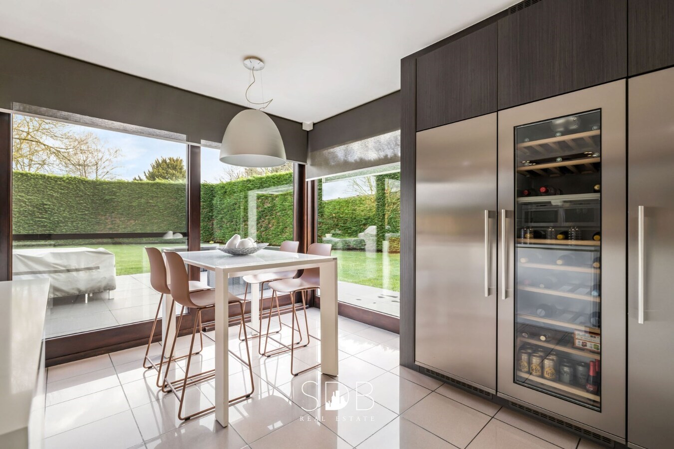 Prachtige ruime villa met gezinstuin + appartement op 2.135m² 