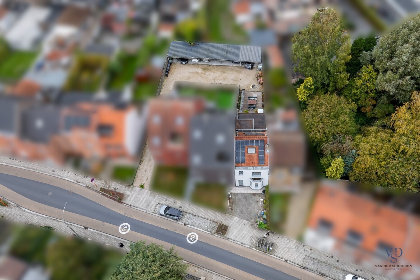 Woning met tuin én 2 staanplaatsen én car-port. 
