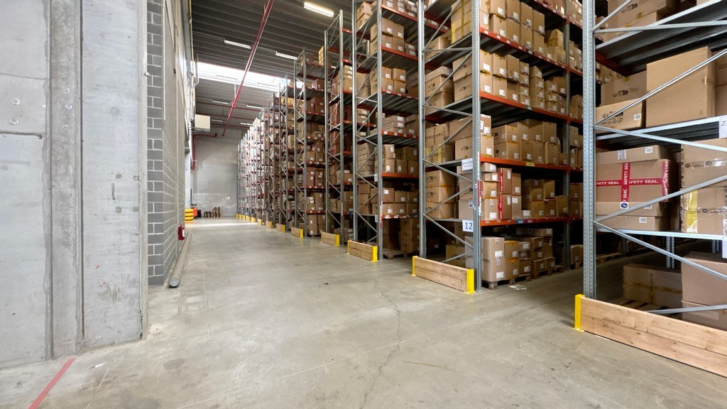 Magazijnen met kantoor te huur in Industriepark-Noord in Sint-Niklaas