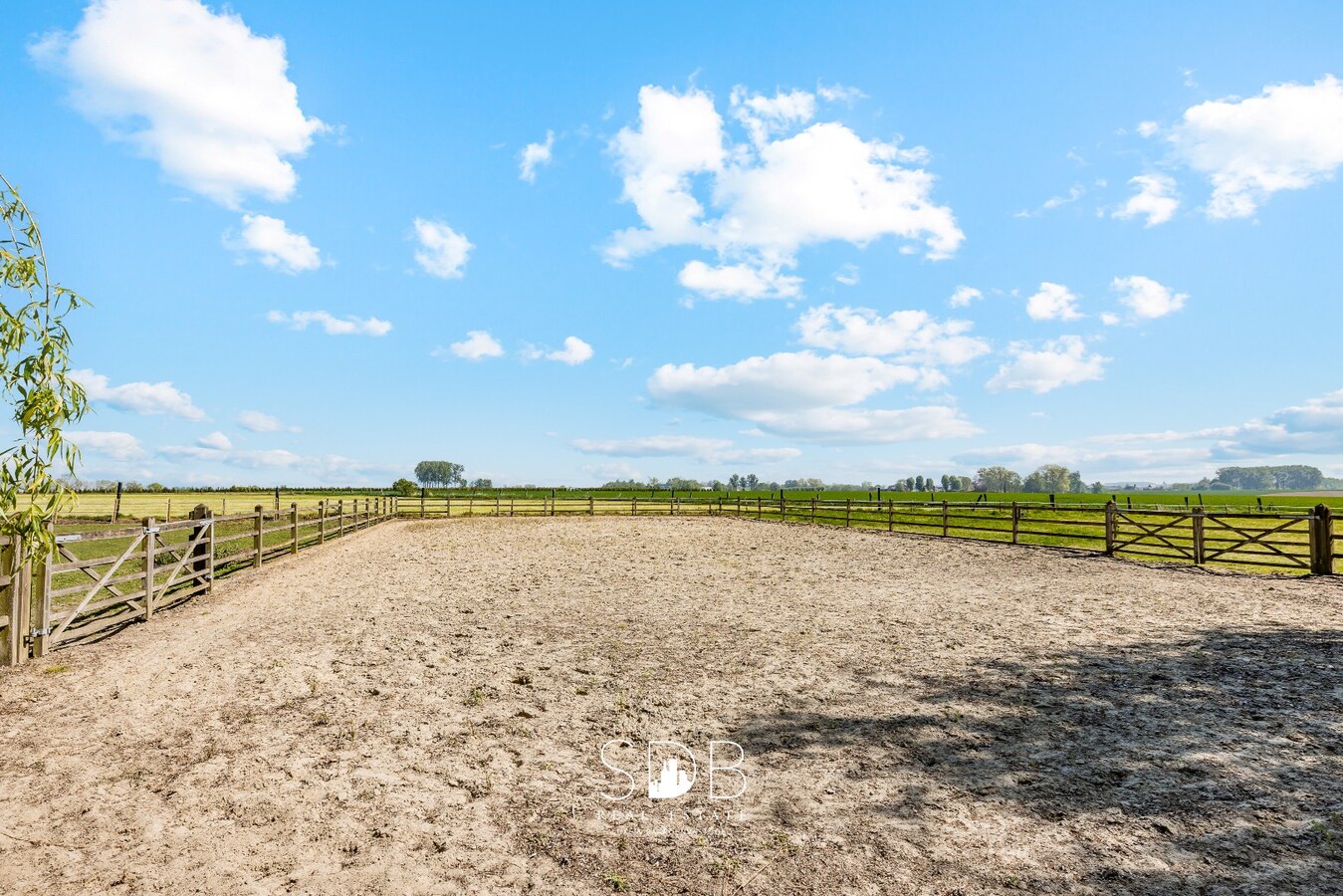 Prachtige stijlvolle woning met bijgebouwen, buitenpiste en graslanden 