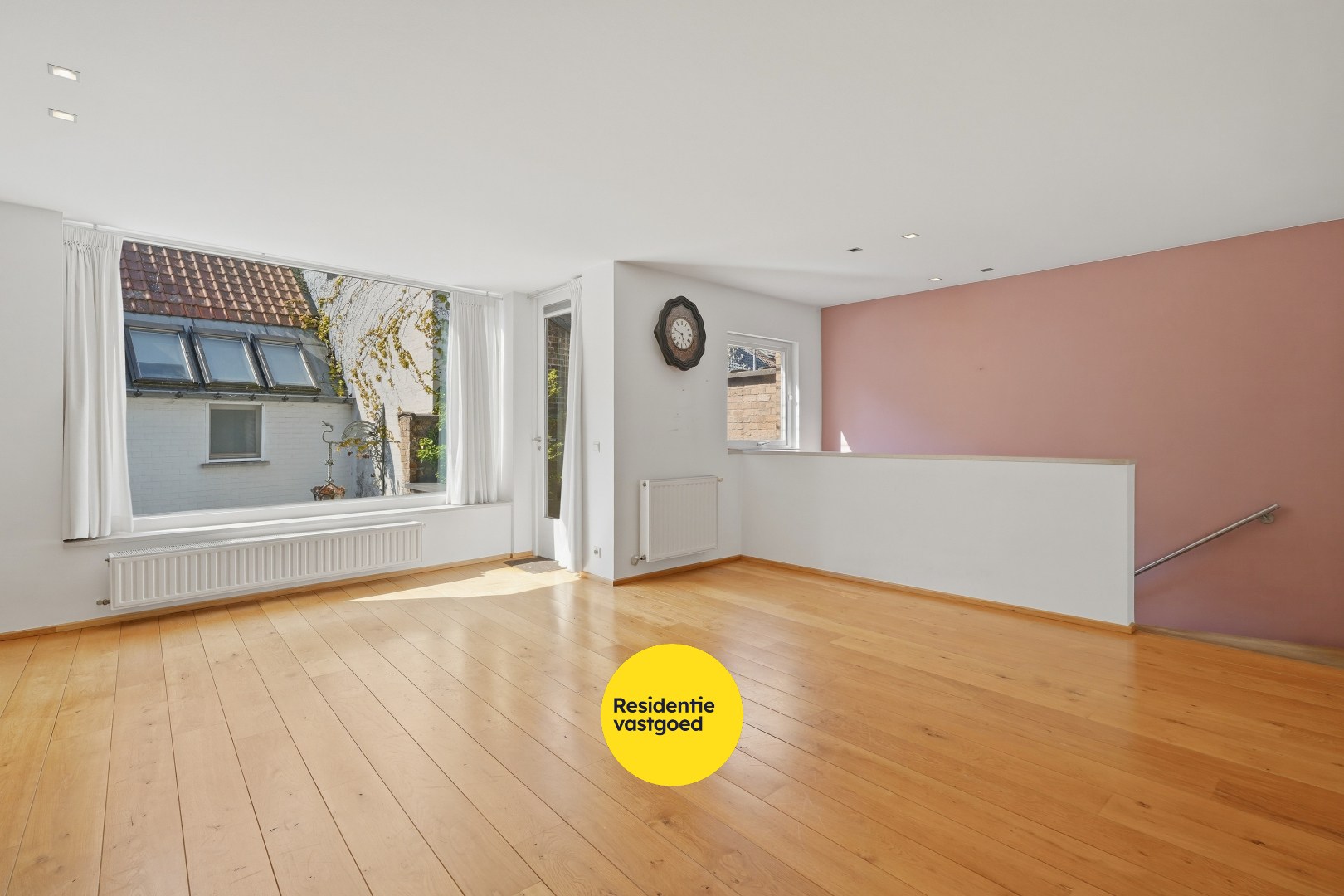 Multifunctionele woning met handelsruimte in hartje Veurne. 