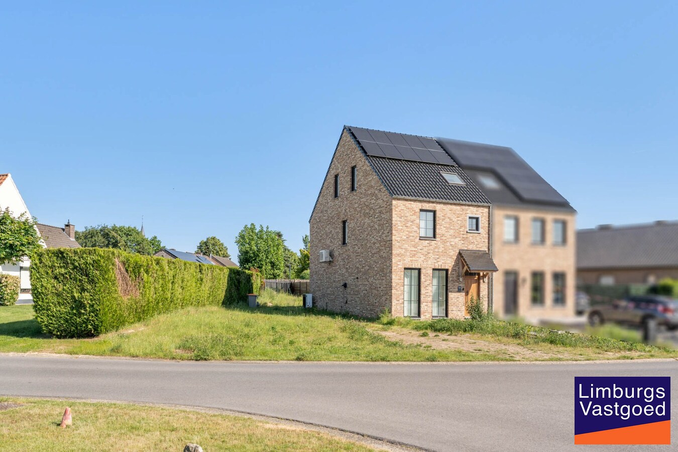 Moderne nieuwbouwwoning, 5 slpk, op een perceel van 4a31ca. 