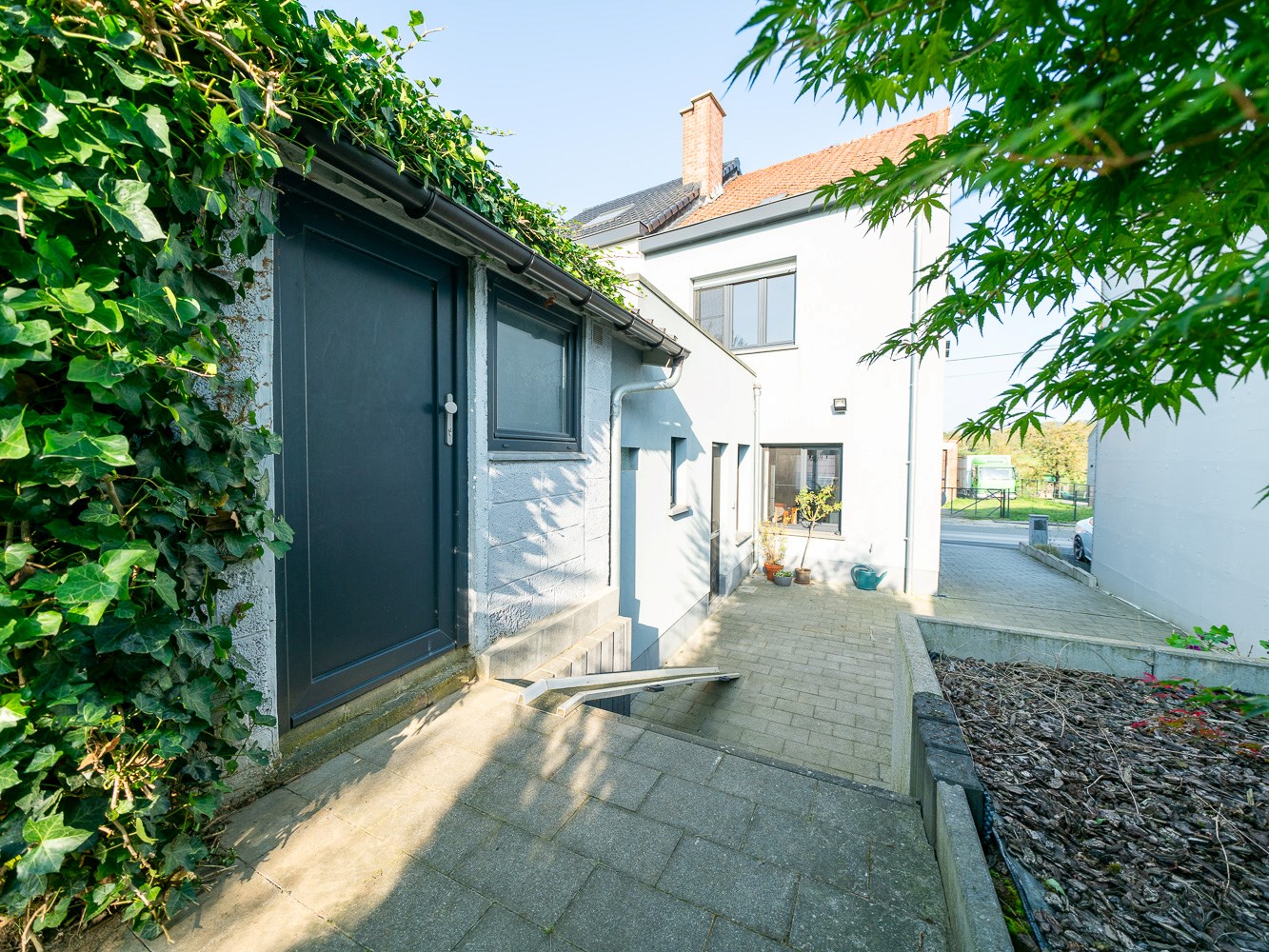 Volledige gerenoveerde 3-gevel woning 