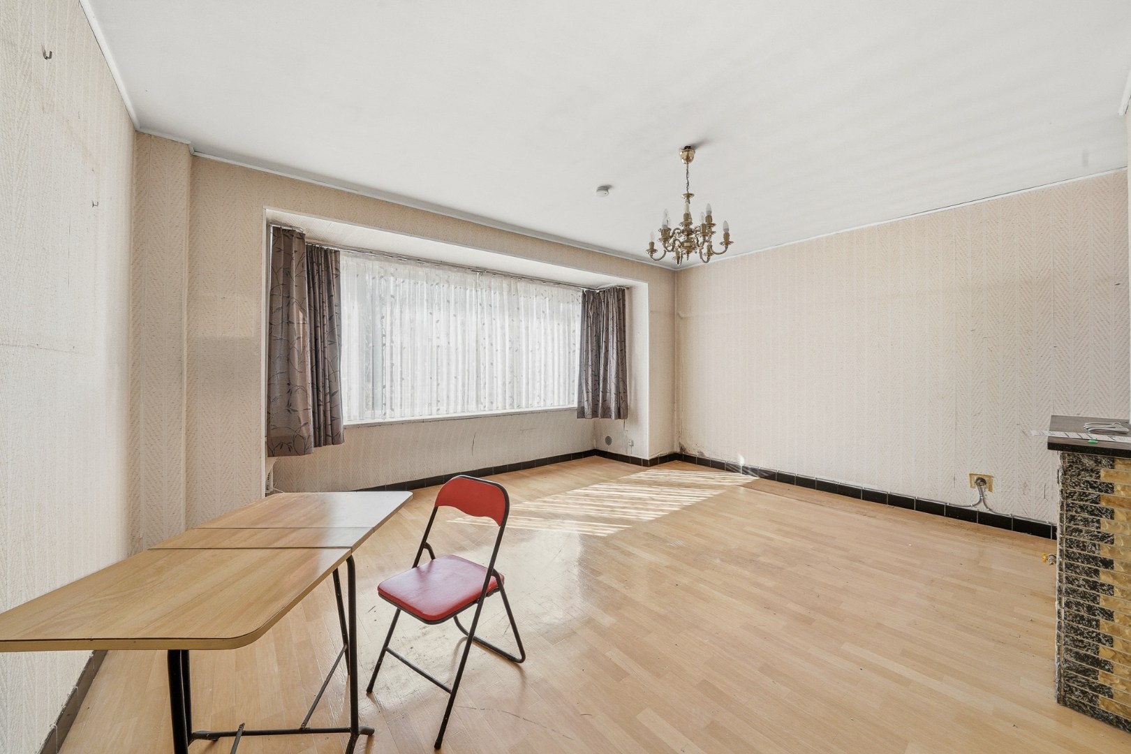 Te renoveren gelijkvloers appartement met 2 slaapkamers in Oostende 
