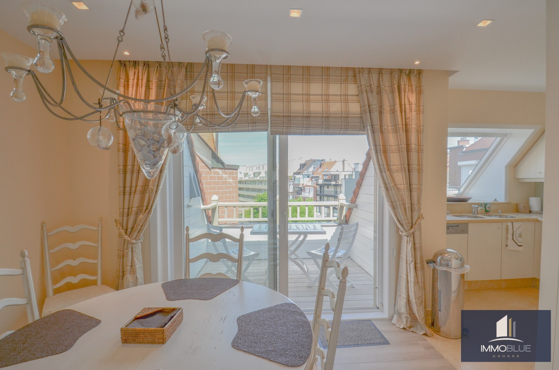 Stijlvol duplexappartement met zonnige terrassen en open zicht op de villa’s van het Zoute. 