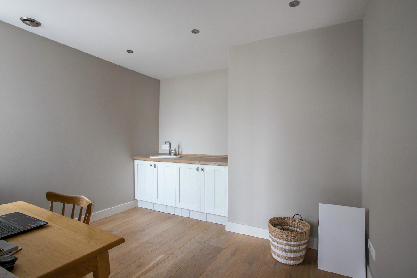 Vrijstaande, instapklare eengezinswoning met garage en carport afgewerkt in landelijke stijl. 