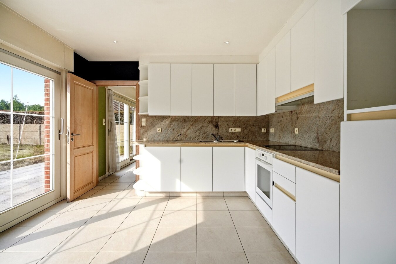 Ruime halfopen woning met 5 slaapkamers te koop in Werken met garage en ruime tuin! 