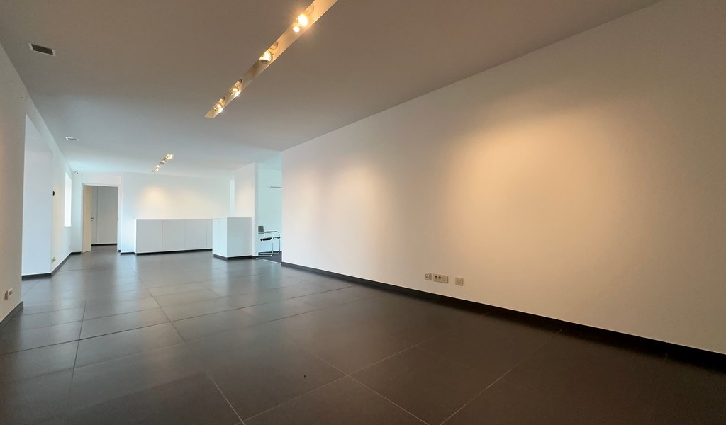 Handelspand met garage te koop in Merelbeke-Melle