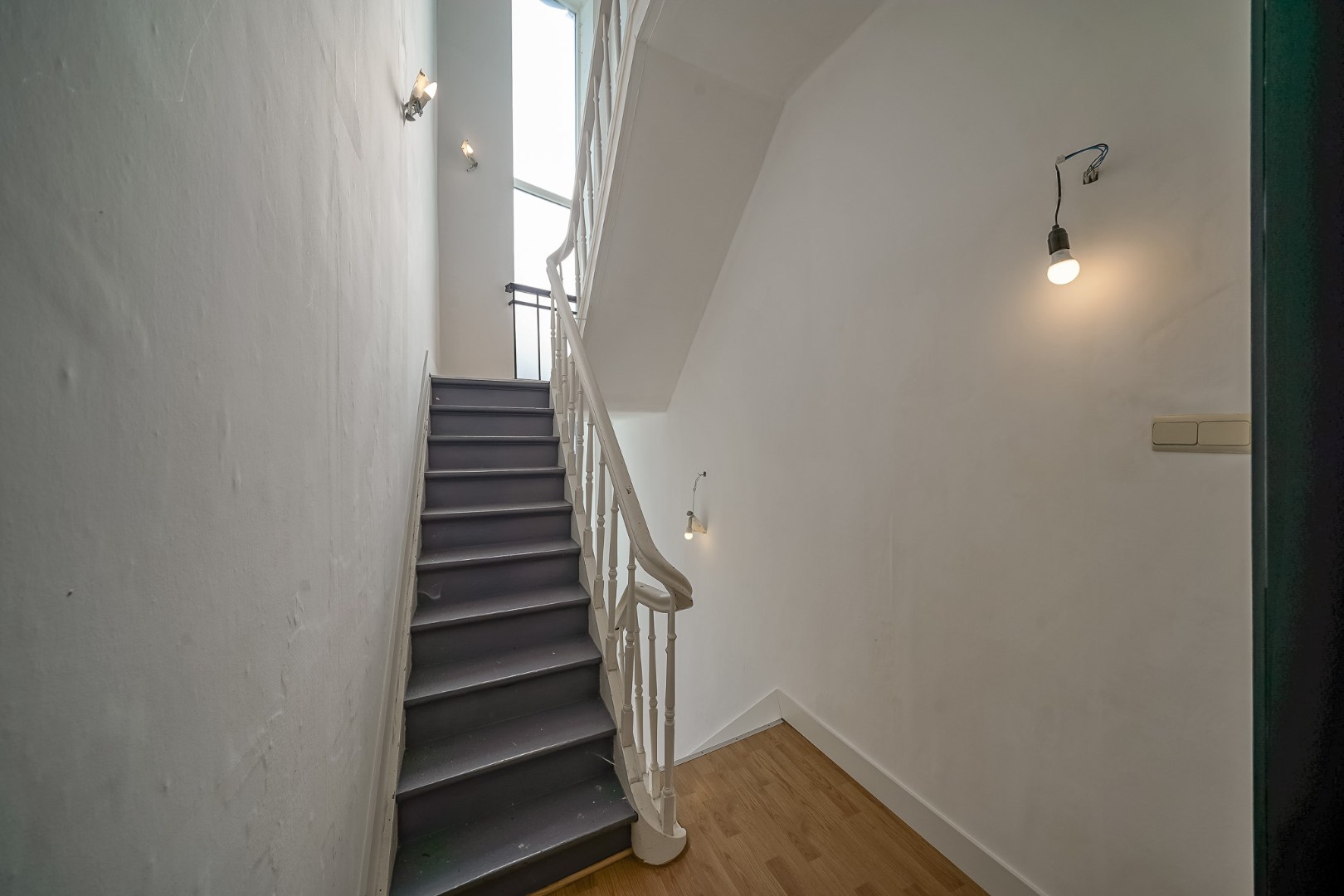 Te renoveren stadswoning met 5 slaapkamers, 3 badkamers en koer in hartje Oostende 