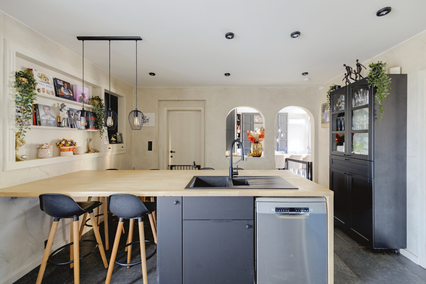 Ingerichte keuken met doorgang woonkamer