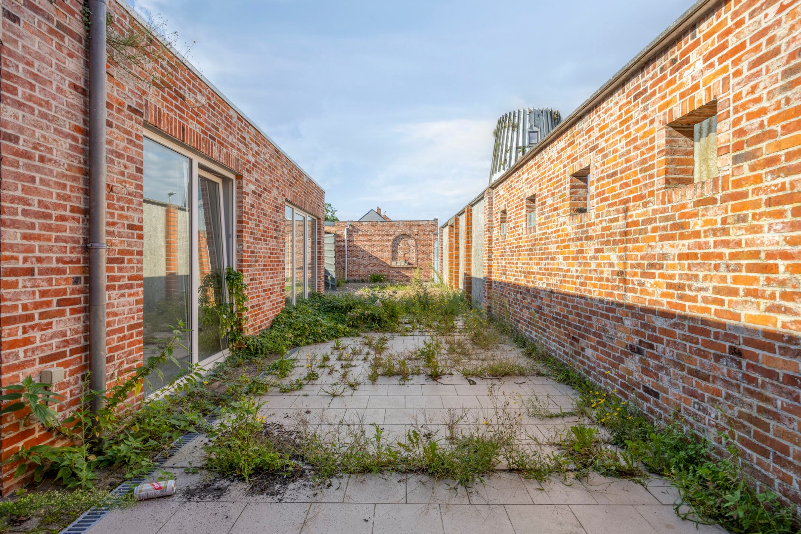 Op te frissen opbrengsteigendom met 3 appartementen en garage in Leopoldsburg 