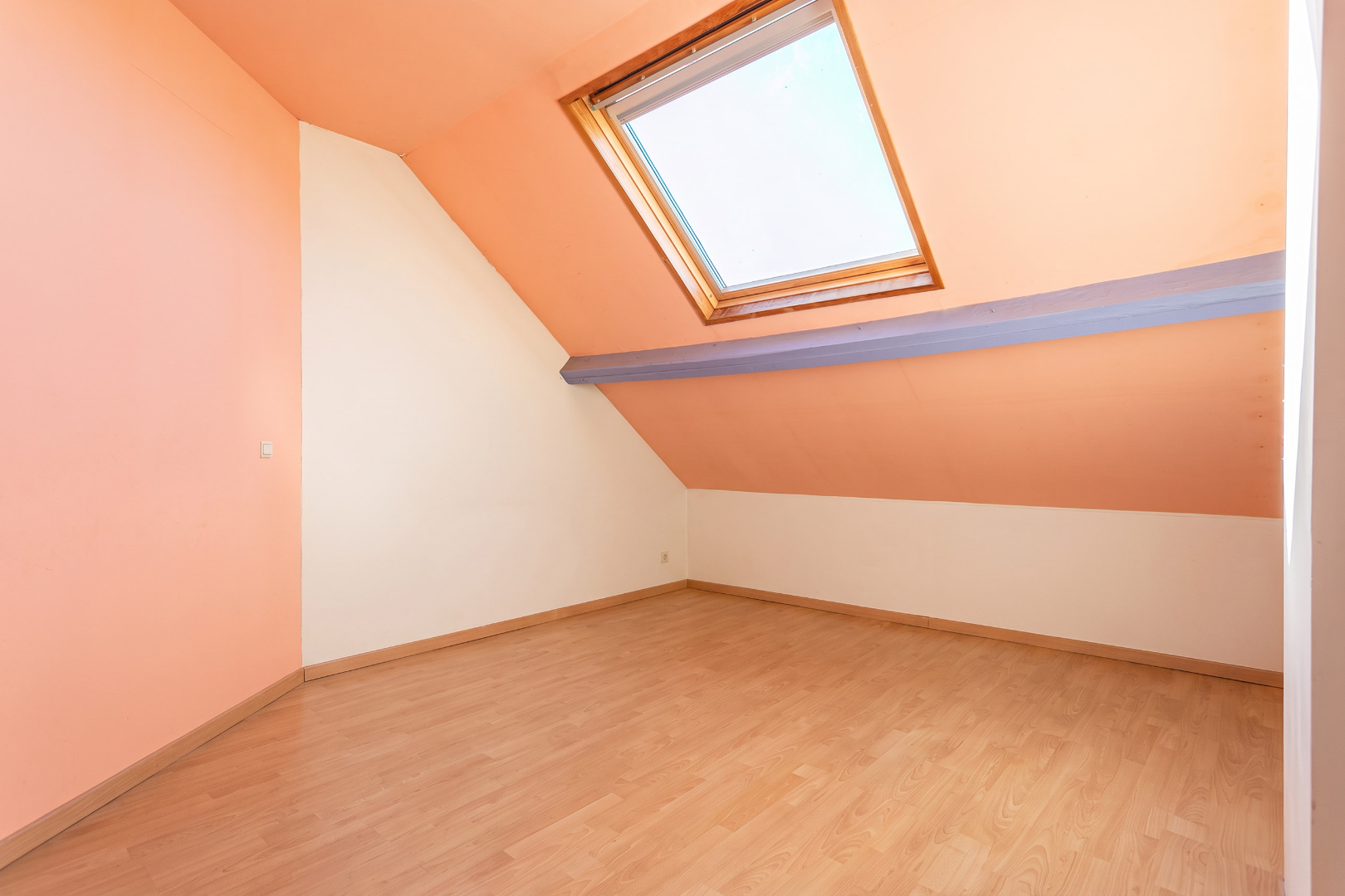 Instapklare driegevelwoning met 4 slpk te Lembeek 