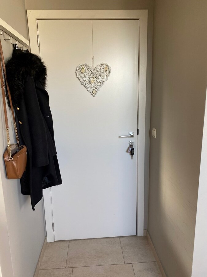 Eigentijds duplex-appartement met  autostaanplaats en kelder. Geen vaste kosten. 